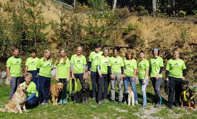 Die Gruppe der Mantrailing der Hundeschule mit den neuen  gesponserten point s T-Shirts
 | Foto: KK