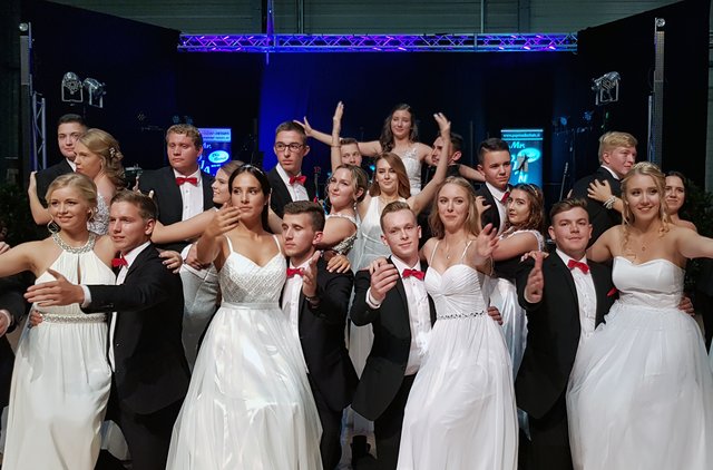 Schwungvolle Polonaise der 74 Bautechnik-Maturanten der HTL Pinkafeld | Foto: HTBLVA Pinkafed/Wilfried Lercher