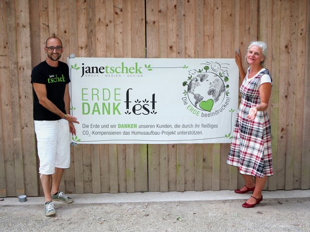 Beim Erdedankfest bekommen 10 Kunden, welche am meisten CO2 über das Humusaufbau-Projekt kompensiert haben, den „Goldenen Regenwurm“ verliehen. | Foto: Janetschek