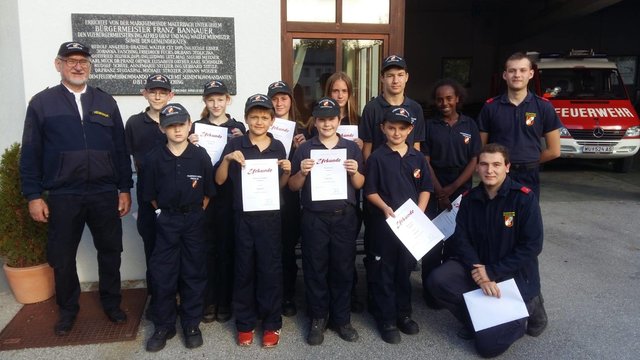 Kommandant Heuböck ist stolz auf den Nachwuchs. | Foto: FF Pressbaum