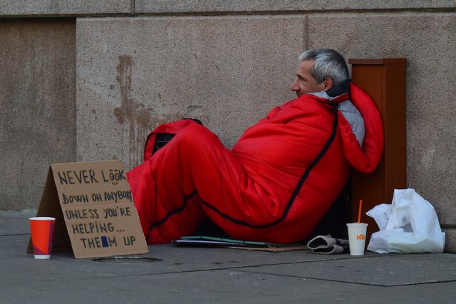 Besonders in der kalten Jahreszeit benötigen Obdachlose warme Decken und Isomatten.
