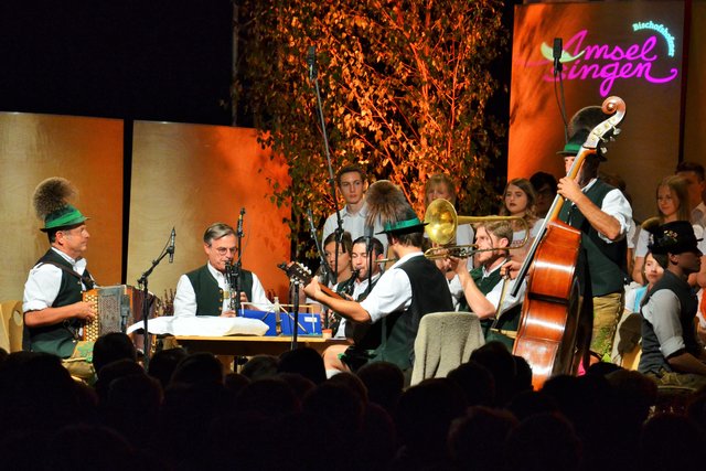 Traditionelle Klangspuren hinterließ die Rotofenmusi beim Amselsingen 2018 in der Hermann-Wielander-Halle in Bischofshofen. 