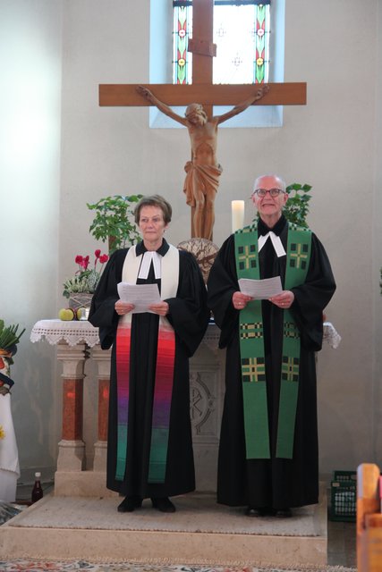 Sabine Maurer und Andreas Gerhold beim Gottesdienst in der Friedenskirche