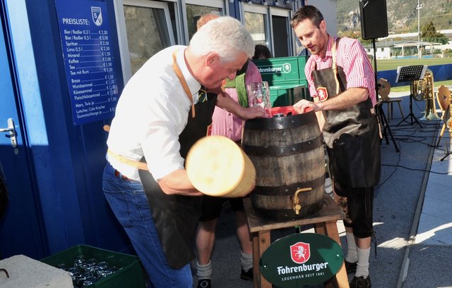 So schaut's aus, wenn der Rudl allen Bierfans zeigt, wie man den Hammer schwingt ...