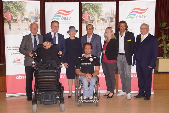 GD Helmut Köberl (AUVA), Dir. Günter Steindl (NÖGKK), Präs. Brigitte Jank (ÖBSV), Johann Walzer (Verwaltungsleiter Rehazentrum Weißer Hof), BR Doris Hahn, Michael Hatz (Sportabteilung Land NÖ), STR Holger Herbrüggen (Klosterneuburg); Vorne: Moderator Martin Habacher, Matthias Wastian (Kapitän Basketball Nationalteam) | Foto: SP Tulln