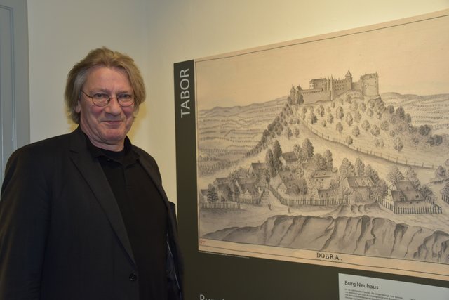 Der Historiker Felix Josef hat sich in die Geschichte des Schlosses vertieft und die Ausstellung mit zwei Kollegen gestaltet.