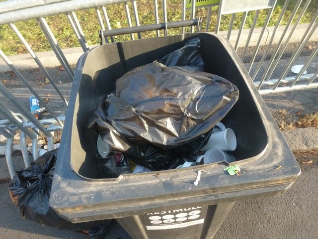 Und damit die LVP niemand sieht, kommen sie in einen schwarzen Müllsack - aus Plastik :-o