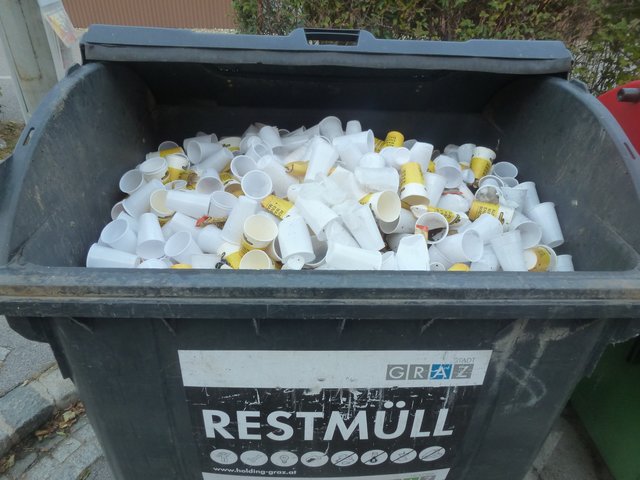 Verschiedene Getränkebecher (Labestation Fischergasse) gehören zur Sicherheit in die Restmülltonne - oder wie sehen 
Sie das?