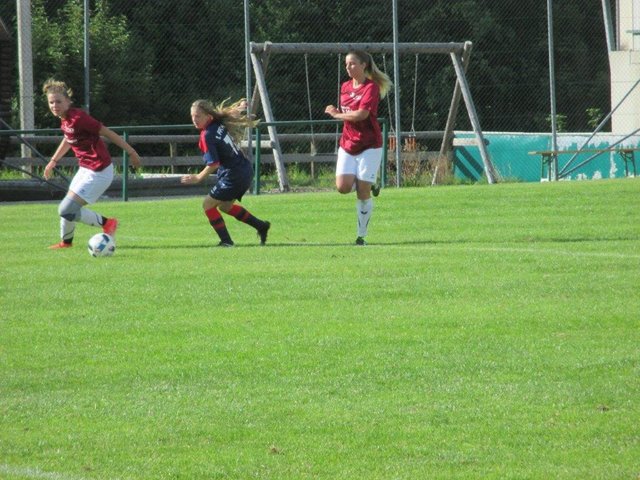 Match-"winnerin" Ronja Wickl (ganz links, roter Dress) in Aktion!
