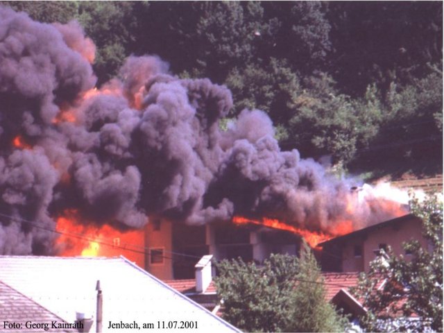 Der Großbrand eines Wohnhauses im Jahr 2001 führte zu Explosionen von Gasflaschen