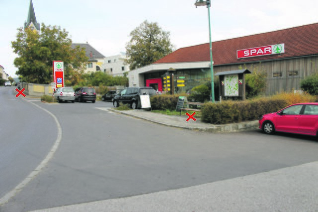 <f>Die Haltestelle</f> Ortsmitte Alberndorf wurde 50 Meter nach hinten entlang der Mauer verlegt.