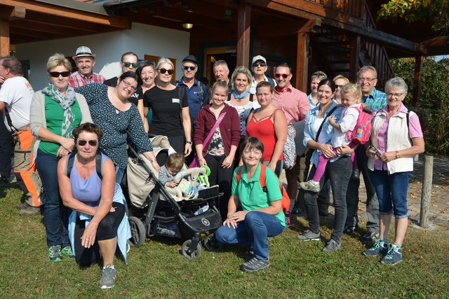 Mehr als 300 Wanderfreunde schnürten ihre Wanderschuhe für die bereits sechste Schmankerlwanderung in Bad Blumau.