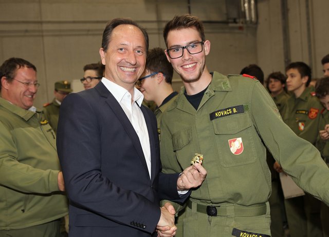 Günter Kovacs gratuliert Benjamin Kovacs von der Feuerwehr Gols zum FJLA in Gold