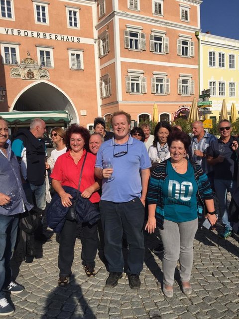 Der Obmann der Union-Humer-Ansfelden Gerhard Petermandl mit der Reisegruppe am Hauptplatz in Retz