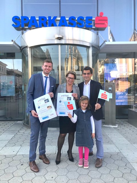 Bürgermeister Christian Gepp, Tochter Johanna sowie Peter Merz und Ingeborg Wingelhofer von der Sparkasse Korneuburg freuen sich auf viele Besucher beim Kinderwelt-Kinderfestival 2018 in Korneuburg.