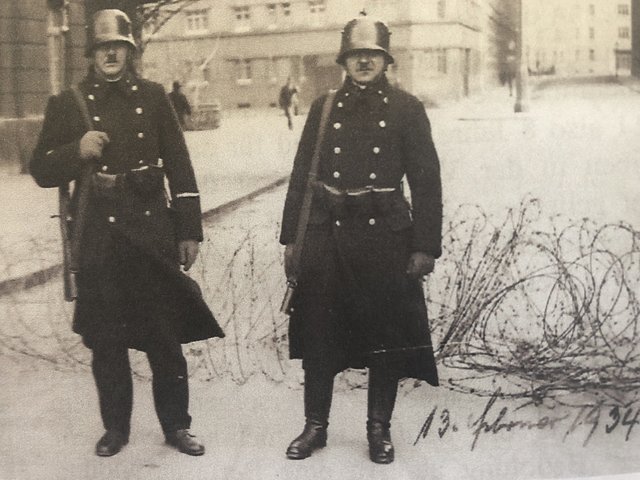 Gerhard Grüns Großvater Rudolf Krupicka (rechts) während des Einsatzes im Februar 1934 vor dem Akademietheater. | Foto: Gerhard Grün