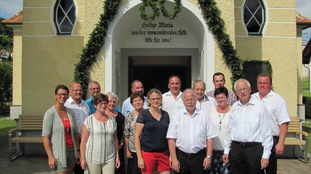Die Mitglieder der Kapellengemeinschaft Wörth, darunter Maria Knittelfelder (3.v.r.), sorgen sich angesichts der Vorfälle.