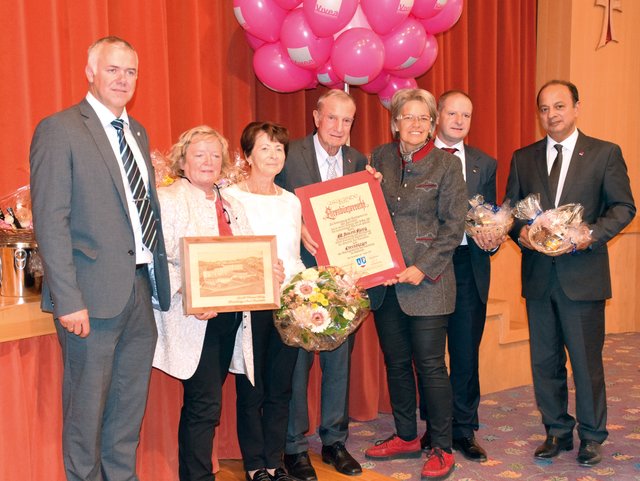 KR Vincent Künig (4.v.l.) wurde im Rahmen der Jubiläumsfeier von der Gemeinde
Bad Traunstein zum Ehrenbürger ernannt.
Bürgermeister Roland Zimmer,
NA Angela Fichtinger, Margarethe Künig,
KR Vincent Künig, LR Dr. Petra Bohuslav, Mag. Engelbert Künig und Robby Chadha
