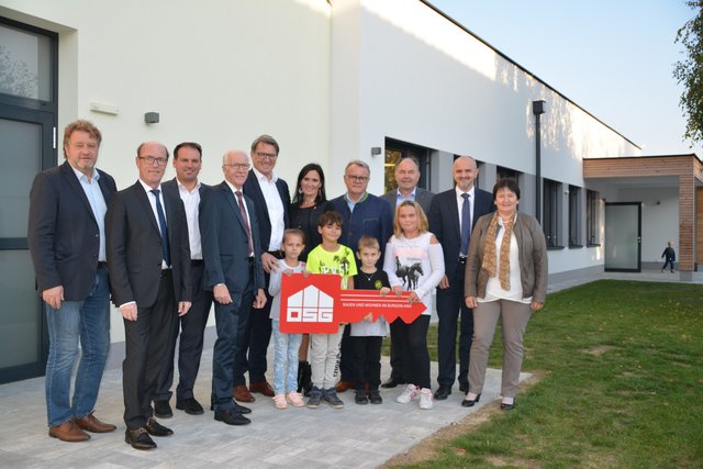 Die Übergabe der Volksschule Mannersdorf ging im Beisein aller Beteiligten über die Bühne.