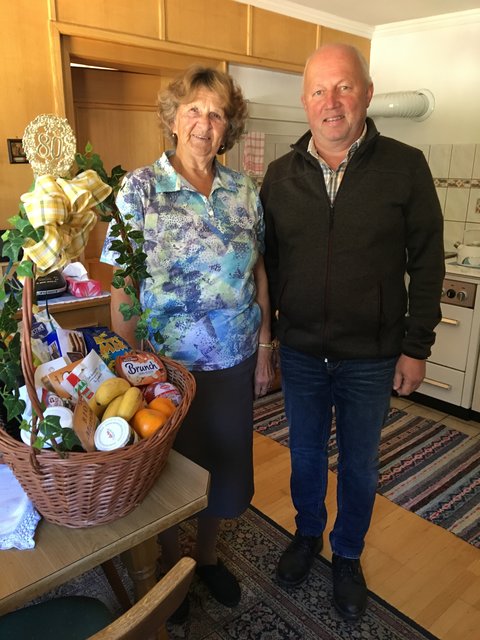 Karoline Rohrmoser bekam einen Geschenkkorb von Bgm. Hans Toferer überreicht. | Foto: Gde. Hüttschlag