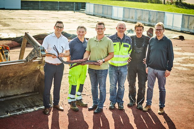 Bei den Sanierungsarbeiten am Eislaufplatz in Melk: Bürgermeister Patrick Strobl (v. l.), Wirtschaftshof-Mitarbeiter Josef Binderlehner, Stadtrat Jürgen Eder, Wirtschaftshof-Leiter Martin Ilck, Husky-Geschäftsführer Michael Uferer und Stadtbetriebe-Leiter Robert Scherer.