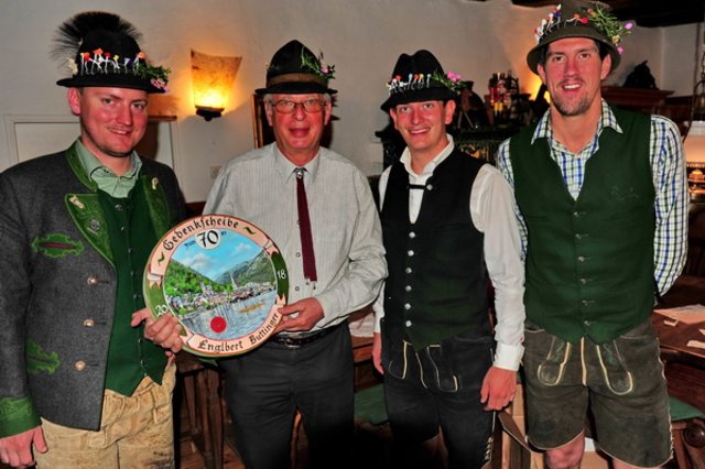 v. rechts: SM Maik Riezinger, Schützenkönig Adrian Pomberger, Spender Engelbert Buttinger, Gedenkscheibensieger Matthias Moser – Foto Franz Frühauf