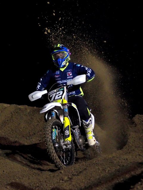 Lukas Höllbacher heimst Sieg beim Night Race in Niederösterreich ein.