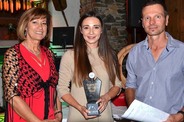 Christine Widmoser (GC Ellmau), Anna Mauz (mit "Player of the Year"-Trophy, Turnierchef Christian Küchl. | Foto: P. Bachmann