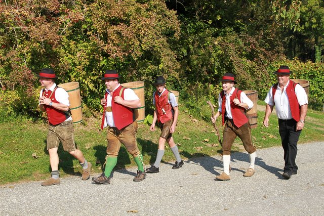 Die Damen kamen mit dem Oldtimer-Traktor zum Fest angefahren, die EmmausWinzer marschierten mit ihren Butten zu Fuß ein. | Foto: Josef Fürbass