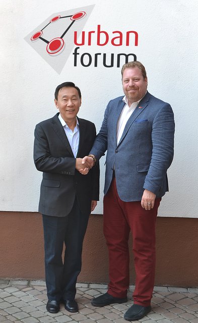 Zhang Yong (l.), Bernhard Müller (Generalsekretär Urban Forum).