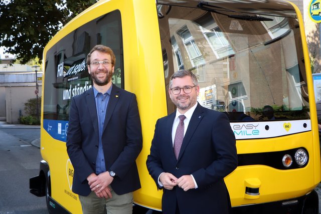 LR Ludwig Schleritzko mit Jannes Schwentu von den Berliner Verkehrsbetrieben vor einem Shuttle ähnlich jenem, das in Wiener Neustadt zum Einsatz kommt.