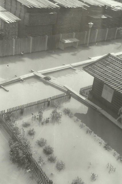 Das Hochwasser von 1965 überschwemmte Straßen und Gärten und setzte Häuser unter Wasser