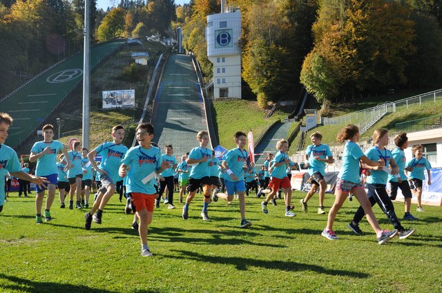 Gemeinsam liefen die 216 Schüler für eine Langlaufausrüstung. | Foto: SMS Wielandner