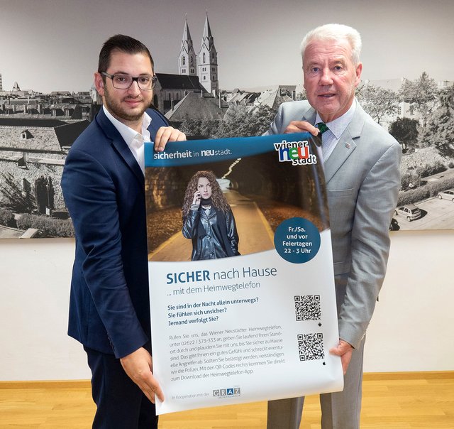 Bürgermeister Klaus Schneeberger (r.) und Sicherheitsstadtrat Philipp Gerstenmayer präsentieren das neue "Heimwegtelefon".