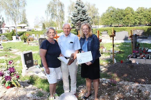 Christa Raggl-Mühlberger (re.) mit Brigitte und Johann Schmidl am Friedhof.