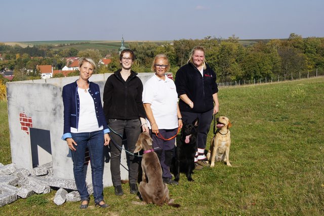 Museumsdorf-Geschäftsführerin Veronika Plöcklinger-Walenta (li.) mit dem Team der Hundestaffel der Johanniter-Unfallhilfe