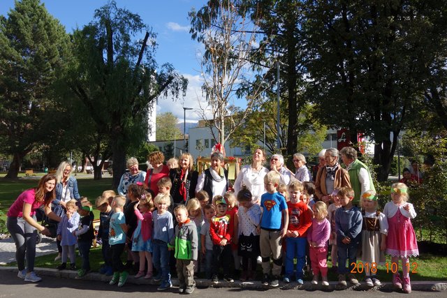 Der nunmehr 17. Herlinde-Lindenbaum wächst seit Freitag bei der Caritas Kinderbetreuung St. Paulus.