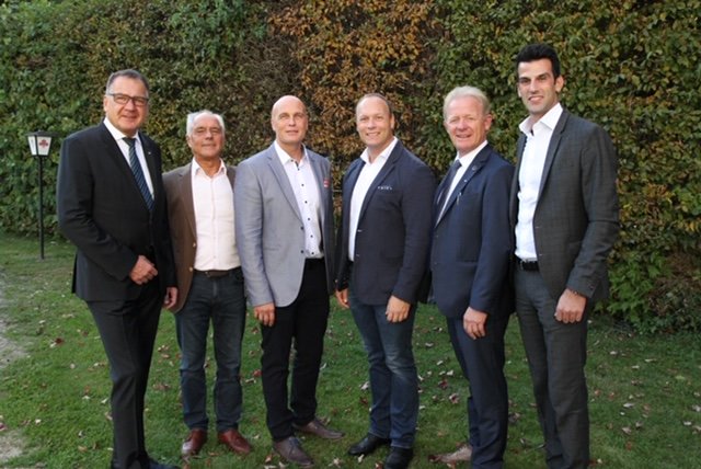 V.l. Vizepräsident der Wirtschaftskammer Österreich KommR Matthias Krenn,
KommR Hermann Fichtinger, Reinhard Langthaler, NAbg. Ing. Christian
Höbart, NAbg. Peter Gerstner, KO gf. LO LAbg. Udo Landbauer