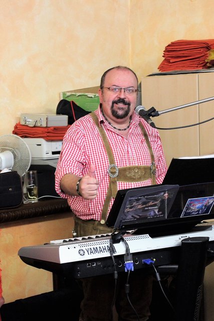 Der Stammtischleiter Leo Teufl gab mit seinem Musistammtisch die teuflische Draufgabe am musikfiebrigen Nussfestwochenende.