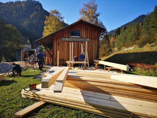 Fleißig, fleißig: Die Arbeiten für den Zubau beim Holzknechtmuseum in Neuberg laufen. Die Sammlung kann nach Fertigstellung besser präsentiert werden. | Foto: Steininger