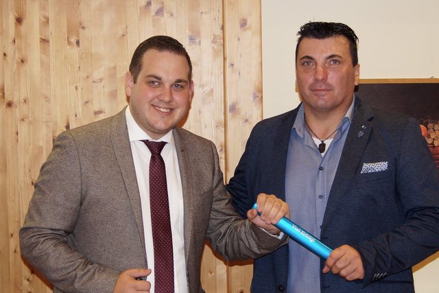 Staffelübergabe: Philipp Könighofer (li.) und Mario Spreitzhofer, der sich nach 18 Jahren als Parteichef zurückzieht.