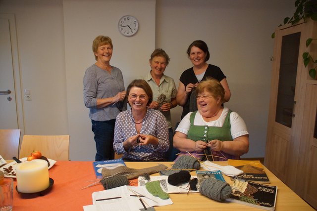 <f>Marliese Dürnberger</f>, Kathrin Meindl, Veronika Leitinger, Maria Grissemann - einige der Kursteilnehmerinnen, mit Kursleiterin Brigitte Forsthofer.