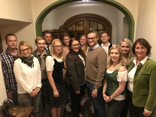 Elisabeth Kollitsch (mitte) mit Team und Ehrengästen