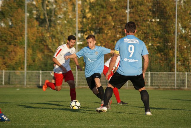 Voller Zug aufs Tor: Aus einem 0:1-Rückstand wurde für die Kicker der Union Leonding (blau) ein 3:1-Heimsieg.