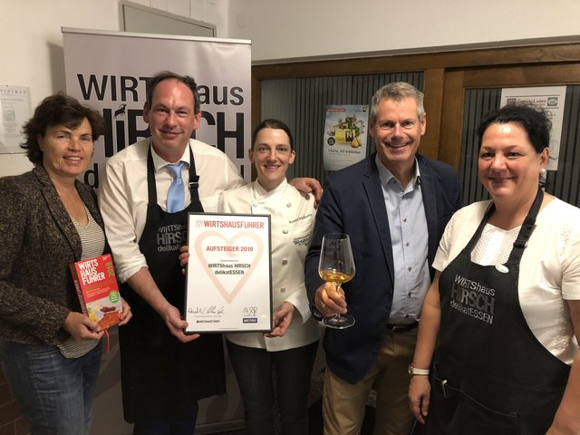 Die Aufsteiger des Jahres im Wirtshausführer 2019 heißen Rudi Hirsch (2.v.l.) und Renate Stadlhofer (Mitte).