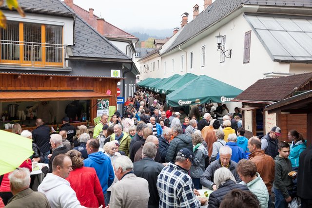 Mehr als 1.000 Besucher kosteten sich am Samstag durch die Kindberger Suppenstraße in der Kirchengasse.  | Foto: Meieregger