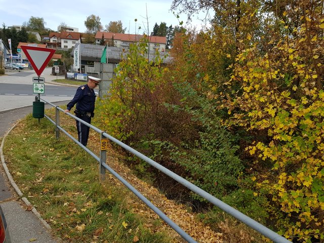 Ein Polizist am Schauplatz des tragischen Unglücks.