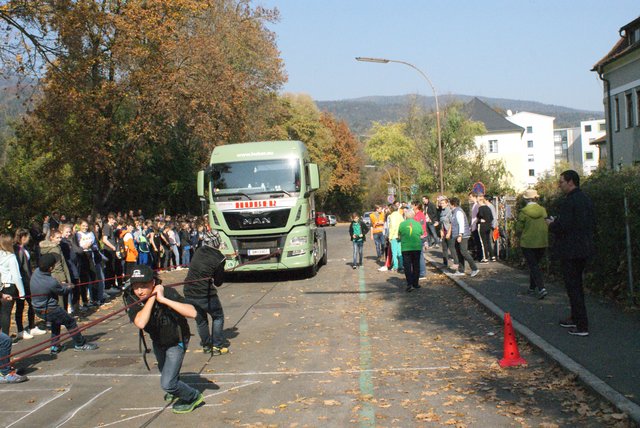 Mit vereinten Kräften konnte der Lkw bewegt werden.