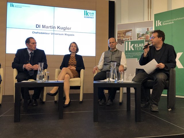 Josef Moosbrugger (LK-Präsident), Gudrun Senk (Wien Energie), Franz Fischer (Waldbesitzer) diskutierten mit Moderator Martin Kugler über die Folgen des Klimawandels für die Forstwirtschaft. (v.l.n.r) | Foto: Linda Osusky