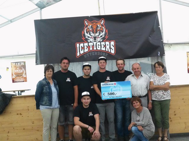 Die ICE Tigers mit der Spende